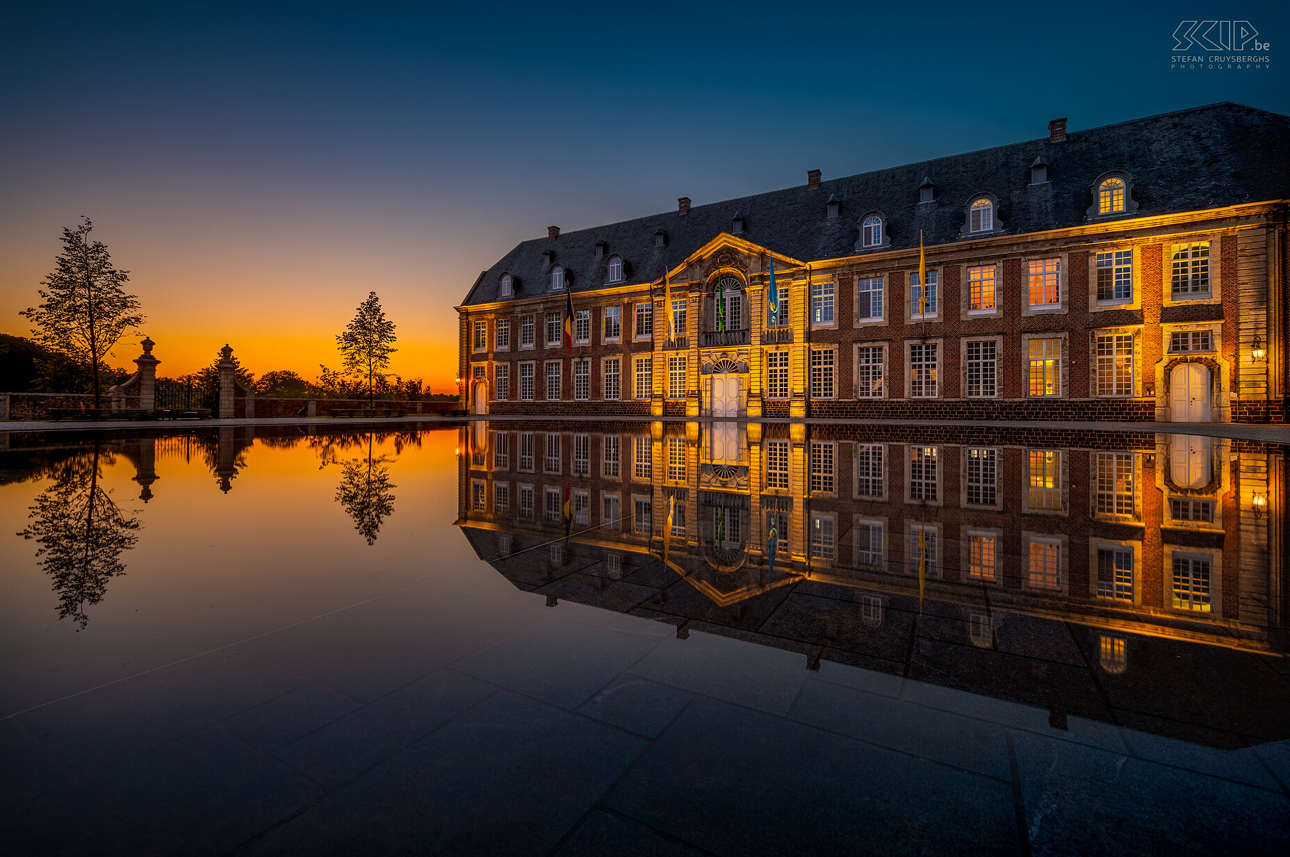 Hageland by night - Abdij van Averbode Een mooie gloed van de zon die al onder is op het spiegelplein aan de Abdij van Averbode, een Norbertijnen abdij die rond 1134 werd gesticht.  Stefan Cruysberghs